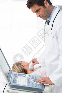 医生对女性病人使用声波图图片