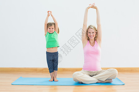 怀孕母亲和女儿一起做瑜伽的孕妇和女儿图片