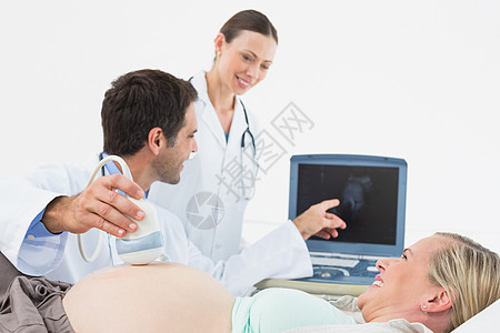 以超声波扫描法对怀孕的金发孕妇进行微笑图片