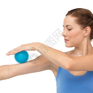 一名年轻女性手臂上握着压力球的肖像图片