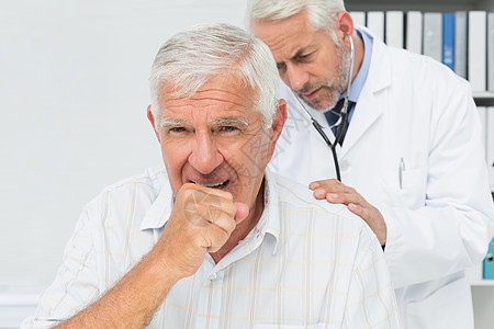 男性高级男病人看医生考试咨询退休医院访问医务室老年职业专家工作图片