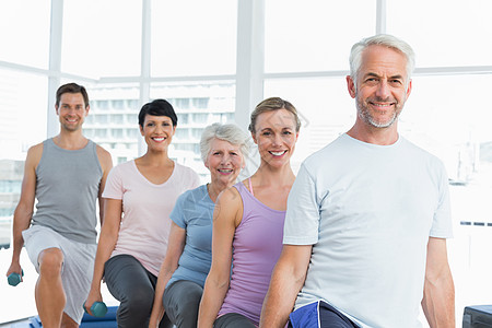 在健身房里用哑铃进行班级锻炼老年男性身体灵活性女性行动训练活力健身室退休图片