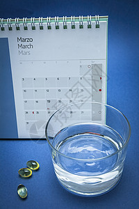 蓝色隔离的玻璃水杯和药丸治愈饮食预防剂量药品营养抗生素疼痛药店养分图片
