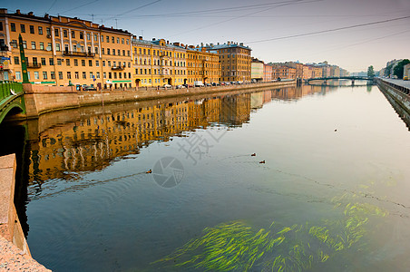 在圣彼得堡沿涅瓦河行走图片