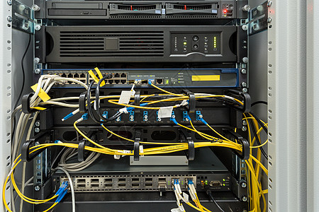 使用媒体转换器和光缆的光纤数据中心交通架子插头硬件网络力量容量电讯插座数据图片