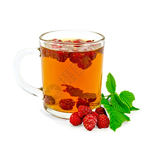 茶和草莓及玻璃杯中的叶子图片