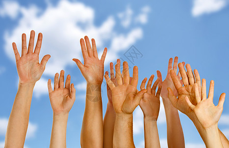 在蓝天的空中举起双手天空投票概念团队棕榈身体蓝色团体表决孩子图片