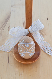 木勺子上的复活节鸡蛋背景图片