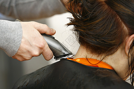 女人理发时用剪短机剪头发图片
