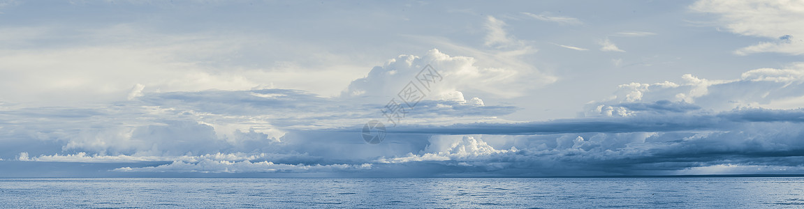 海平线上的雨云全景天气海洋天空海景地平线蓝色支撑戏剧性波浪风景背景图片