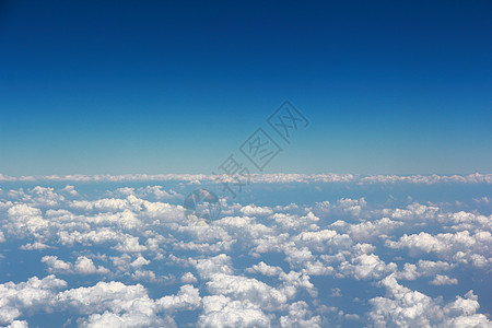 仅覆盖云蓝天空背景天线天堂戏剧性天际坡度气氛蓝色晴天阳光天气图片