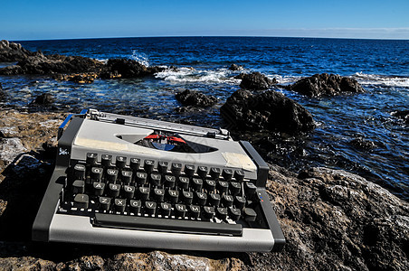 黑色和白白旧黑白旅行打字机记者打印备忘录桌子办公室丝带键盘机器编辑作者图片