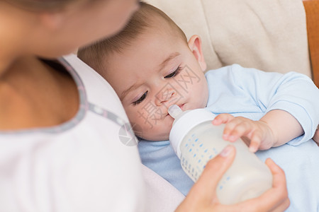 母乳喂养婴儿女性儿子家居亲热奶制品男生奶瓶母亲牛奶脆弱性图片