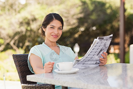 拥有咖啡和阅读报纸的女商界人士闲暇女士女性混血商务黑发头发阳台咖啡店快乐图片