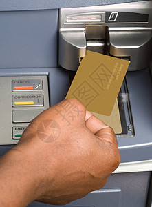南非或非裔美国人在自动取款机提款机提用现金图片