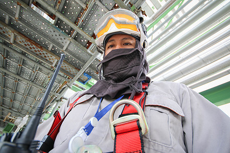 石油厂中的人头盔工人护目镜植物男人建筑学石油成人工作工程师图片