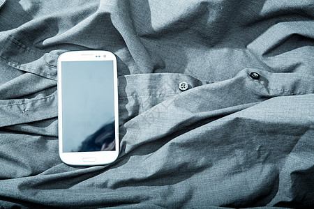 衬衫上的智能手机棉布男人屏幕展示套装衣柜技术商业软垫触摸屏图片