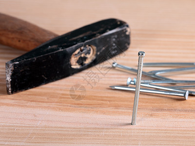 锤和钉指甲硬件工作装修木头木板维修力量金属宏观背景图片