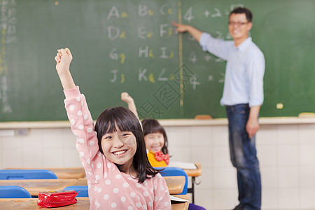 学生们在与教师上课时举手图片