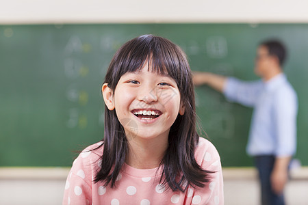 快乐的学生在课堂上与教师一起微笑图片