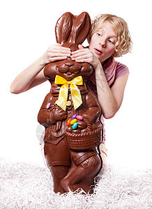 藏着巧克力兔子眼睛的金发女孩图片