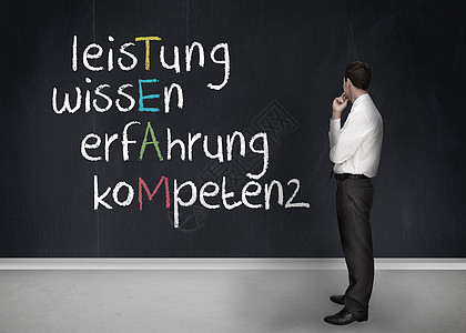 以德国语看黑板和队文反射字组的优才商务人士图片