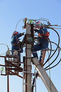 身高工作的电工技巧工作服安全男人团队维修登山者电压腰带力量图片