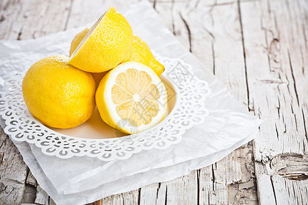 新鲜柠檬斗篷白色盘子黄色水果木头营养桌子图片