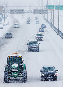 高速公路上的雪花和汽车图片