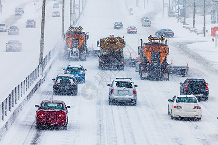 清空公路的连线雪花路线街道打扫卡车暴风雪交通旅行车辆运输状况图片