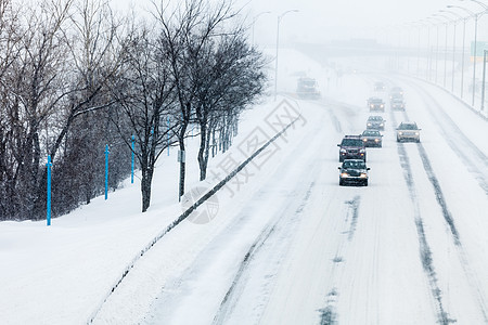 高速公路上的交通和暴雪图片