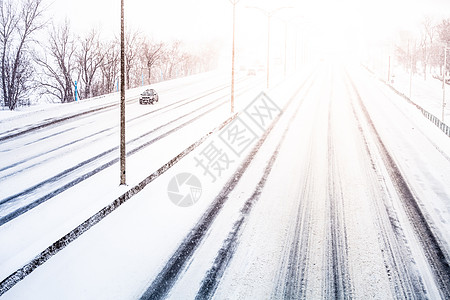 汽车上的雪城市危险高清图片