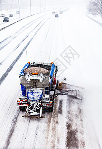 雪暴期间从高速公路上撤走的雪雪交通暴风雪街道打扫汽车运输气候降雪耕作天气图片