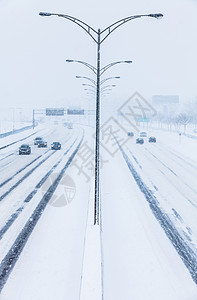 暴风雪期间的对称公路照片气候降雪街道天气季节汽车状况城市中心中位数图片
