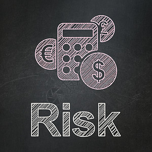 财务概念 计算器和黑板背景上的风险图片