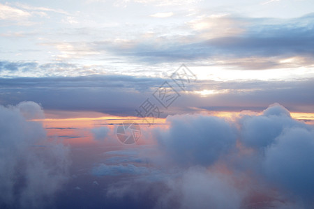 飞机飞行时日出在云上天线白色黄色多云地平线日落天堂太阳天际空气图片