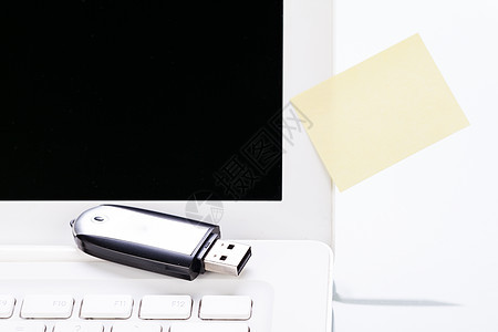 带便利贴备忘录和 usb 棒的笔记本膝上型电脑硬件插头电子产品店铺记忆棒软件安全笔记本技术磁盘图片