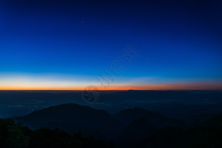 日出观景台 安康山 清迈 泰国太阳日落云景蓝色场景橙子晴天戏剧性美丽射线背景图片