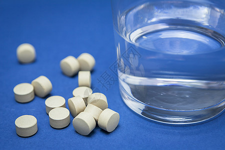 蓝色隔离的玻璃水杯和药丸处方制药饮食营养医院剂量养分治疗抗生素药店图片