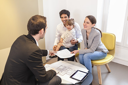 年轻家庭会见房地产代理商 以购买房产咨询投资合同签约女士会议专家客户银行代理人图片
