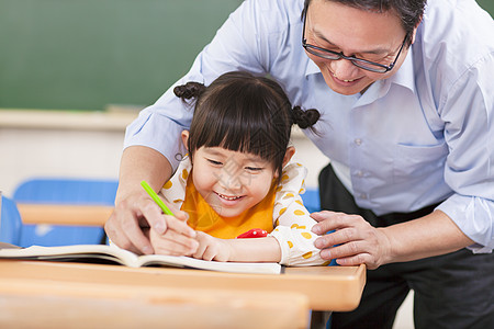 老师教学生用铅笔做功图片