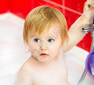 婴儿在洗澡时快乐卫生孩子浴室气泡头发乐趣幸福浴缸身体图片