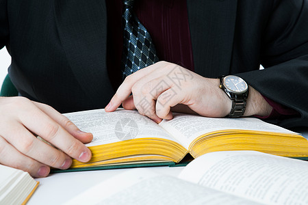 读书的人手指工作本科生男人眼镜图书馆商务职业衬衫人士图片
