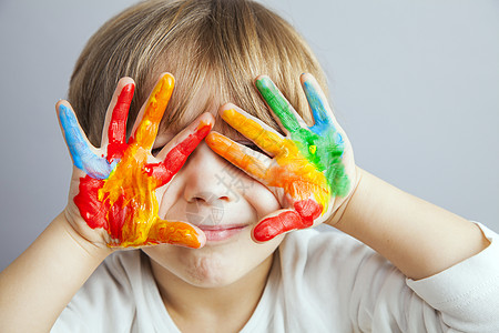 涂有彩色涂料的双手男生幼儿园工艺教育艺术画笔爱好喜悦艺术家创造力图片
