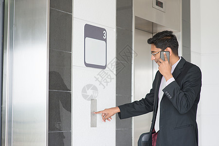 印度商务人士进入电梯的印度商务人士图片