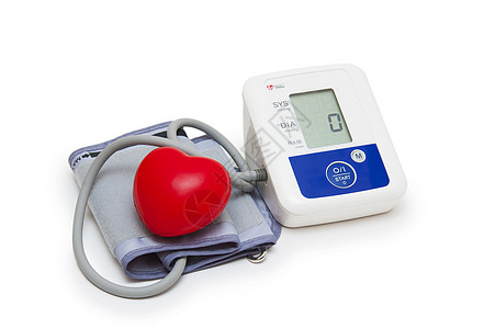 白色背景上带有爱心符号的数字血压计数字血压计诊所卫生监视器展示概念压力乐器保健高血压脉冲图片