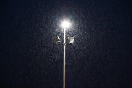 晚上雨中运动场的灯光图片