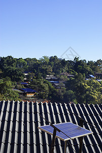屋顶上的太阳能电池板系统 阳光灿蓝的天空背景阳光国家集电极控制板环境房子太阳细胞力量蓝色图片