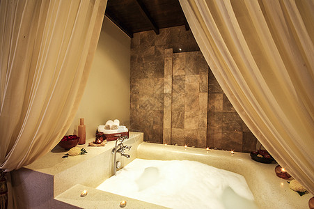 温泉室亚洲风格的按摩浴缸图片
