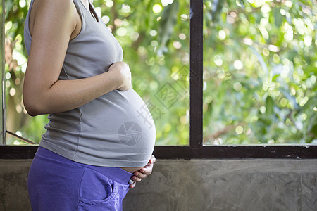 孕妇用手抚摸肚子的图象胸部母性父母身体背心弯头生活衣服手指产妇图片